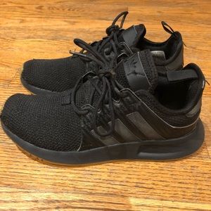 Adidas sz 4 youth black & gum sole sneakers shoe